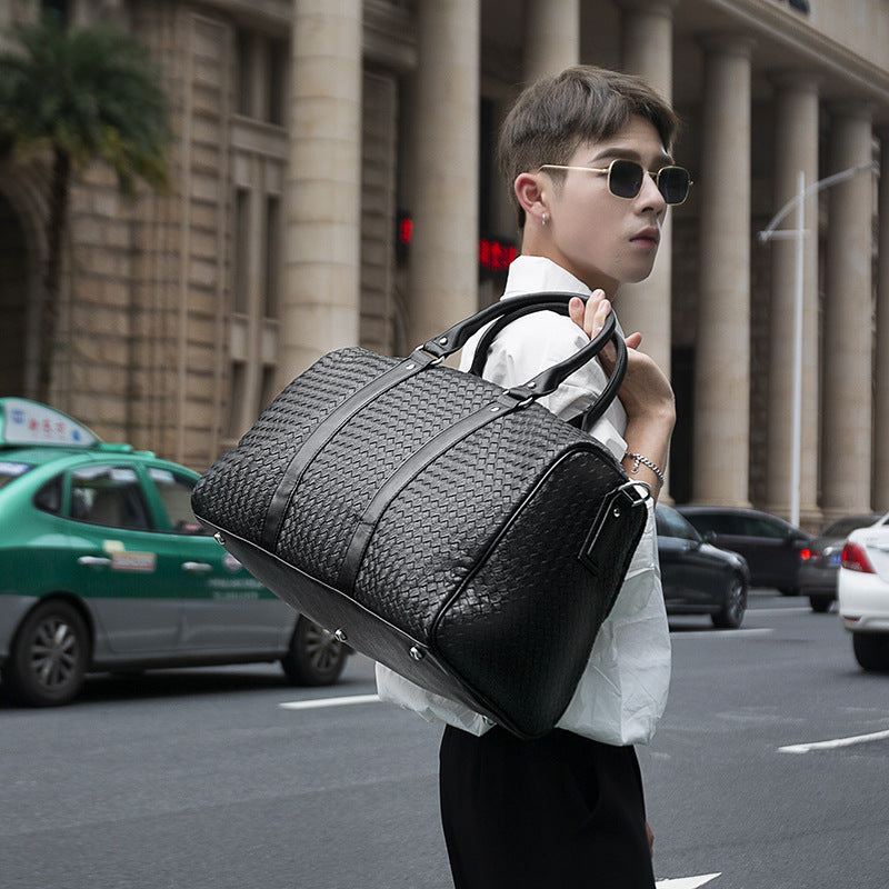 Spot printemps nouveau sac de voyage neutre de style européen et américain affaires portable grand sac couleur unie sac tissé à la main à une épaule
